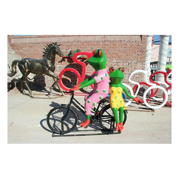 泸州创意抽象骑车青蛙雕塑 玻璃钢园林景观青蛙摆饰
