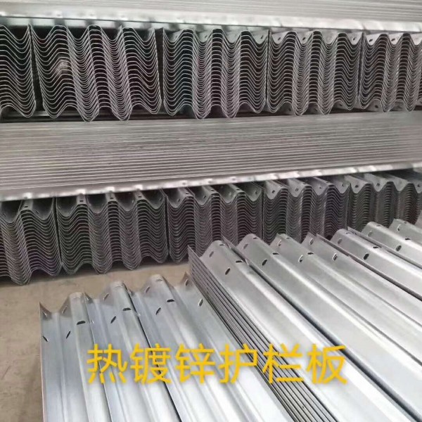 重庆巴南镀锌护栏板 防撞护栏板 波形护栏板厂家